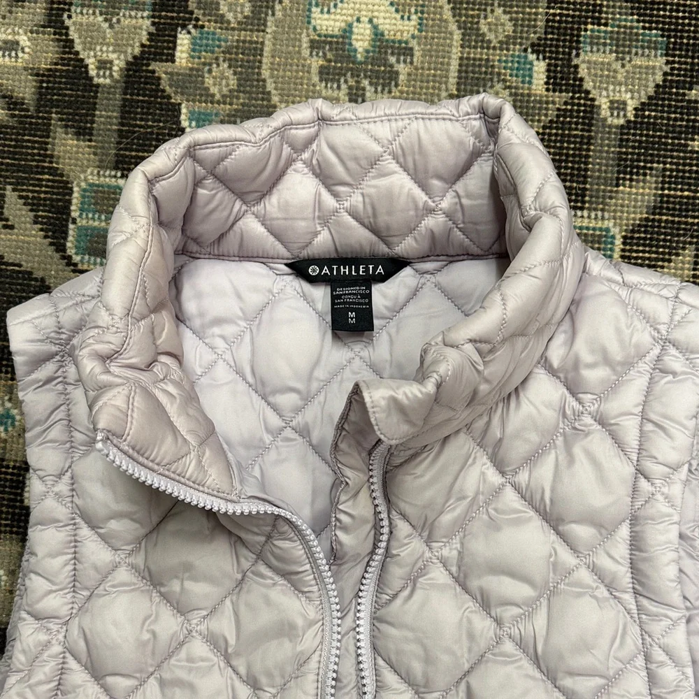 Athleta Whisper Featherless Puffer Vest in lilac - M - Picture 4 of 7